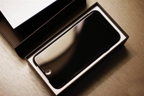 iphone7亮黑色和黑色包装不一样吗？苹果7/7plus黑色开箱上手体验